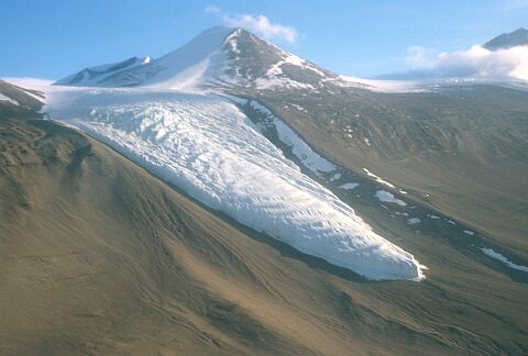 [Cappelle102.jpg]Another glacial tongue coming down from the inlandsis towards the bottom of the valley. About 50 meters high.